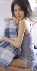 眉清目秀清爽漂亮短发女生姐姐背心短裤着装显苗条白皙匀称身形