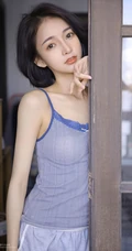 眉清目秀清爽漂亮短发女生姐姐背心短裤着装显苗条白皙匀称身形