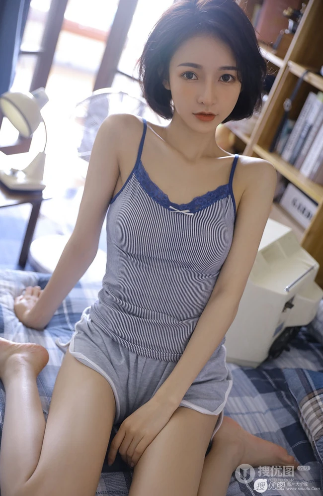 眉清目秀清爽漂亮短发女生姐姐背心短裤着装显苗条白皙匀称身形