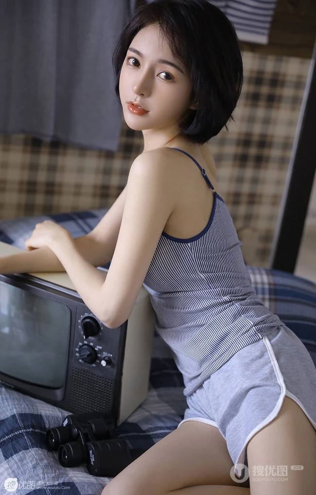 眉清目秀清爽漂亮短发女生姐姐背心短裤着装显苗条白皙匀称身形