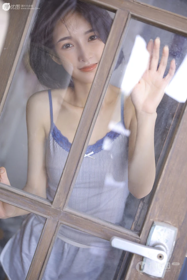 眉清目秀清爽漂亮短发女生姐姐背心短裤着装显苗条白皙匀称身形