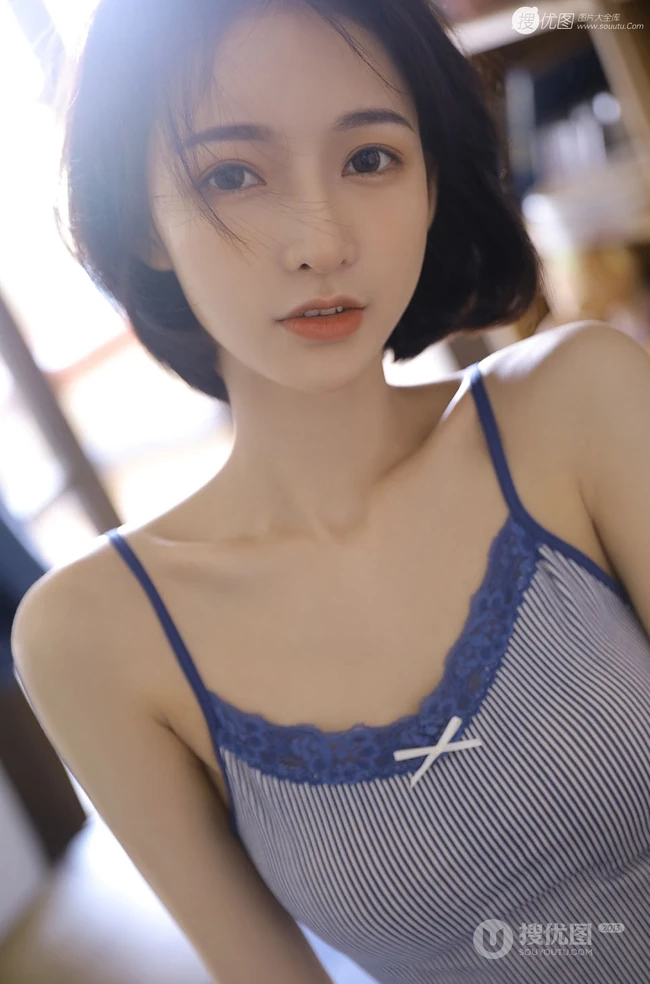 眉清目秀清爽漂亮短发女生姐姐背心短裤着装显苗条白皙匀称身形