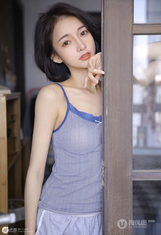 眉清目秀清爽漂亮短发女生姐姐背心短裤着装显苗条白皙匀称身形