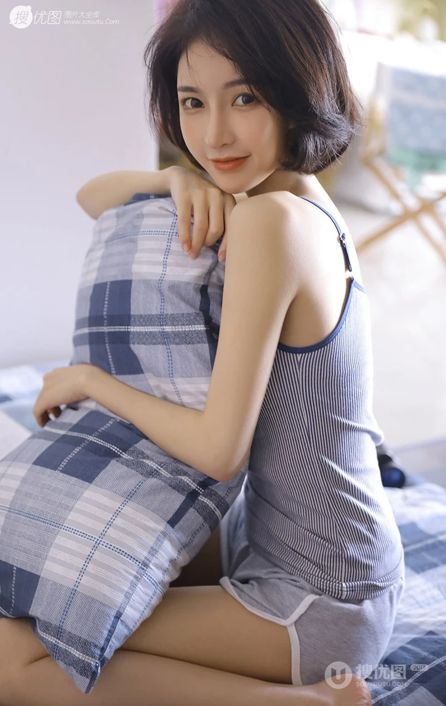 眉清目秀清爽漂亮短发女生姐姐背心短裤着装显苗条白皙匀称身形