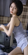 眉清目秀清爽漂亮短发女生姐姐背心短裤着装显苗条白皙匀称身形