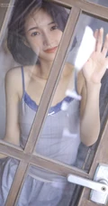 眉清目秀清爽漂亮短发女生姐姐背心短裤着装显苗条白皙匀称身形