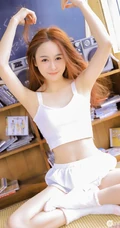 浅粉时髦染发女生短款背心短裤着装显白皙线条感小气质写真美图