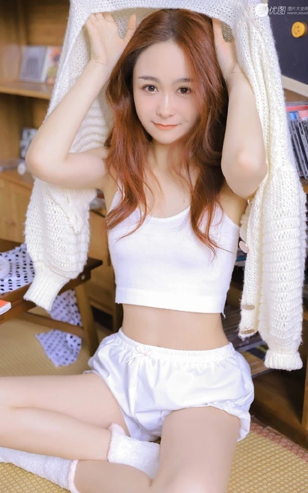 浅粉时髦染发女生短款背心短裤着装显白皙线条感小气质写真美图