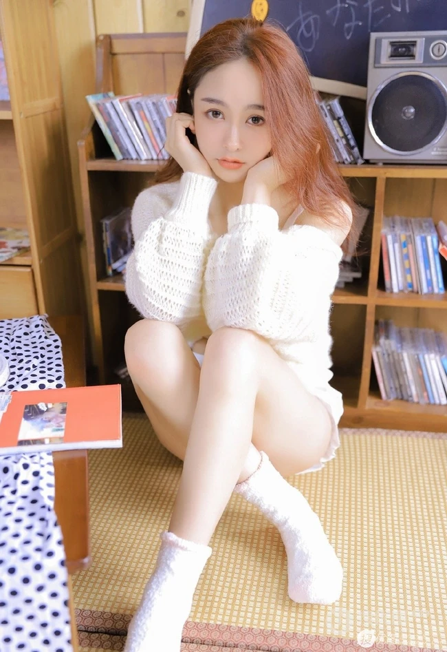 浅粉时髦染发女生短款背心短裤着装显白皙线条感小气质写真美图