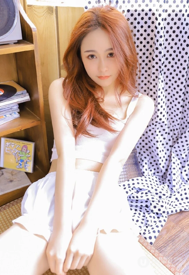 浅粉时髦染发女生短款背心短裤着装显白皙线条感小气质写真美图