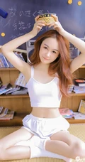 浅粉时髦染发女生短款背心短裤着装显白皙线条感小气质写真美图