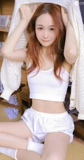 浅粉时髦染发女生短款背心短裤着装显白皙线条感小气质写真美图