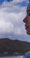 四川女明星陈瑶蓝衣牛仔裤优雅湖边漫步唯美写真图片