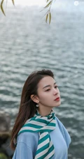 四川女明星陈瑶蓝衣牛仔裤优雅湖边漫步唯美写真图片