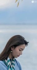 四川女明星陈瑶蓝衣牛仔裤优雅湖边漫步唯美写真图片
