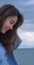 四川女明星陈瑶蓝衣牛仔裤优雅湖边漫步唯美写真图片