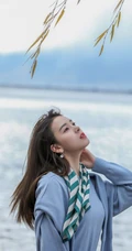 四川女明星陈瑶蓝衣牛仔裤优雅湖边漫步唯美写真图片