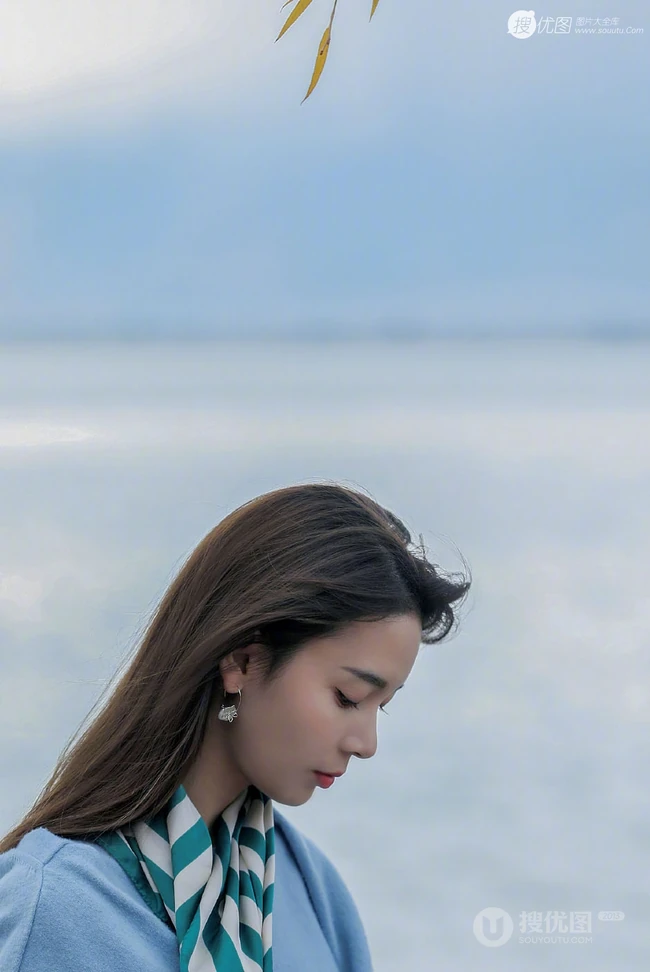 四川女明星陈瑶蓝衣牛仔裤优雅湖边漫步唯美写真图片