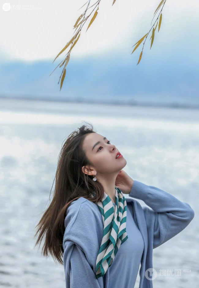 四川女明星陈瑶蓝衣牛仔裤优雅湖边漫步唯美写真图片