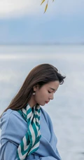 四川女明星陈瑶蓝衣牛仔裤优雅湖边漫步唯美写真图片