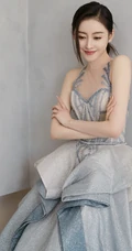张天爱美背动人气质肩带蓬蓬银裙礼服写真图片