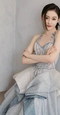 张天爱美背动人气质肩带蓬蓬银裙礼服写真图片