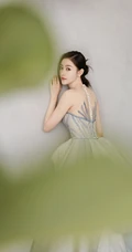 张天爱美背动人气质肩带蓬蓬银裙礼服写真图片