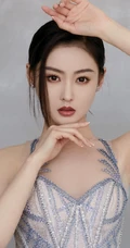张天爱美背动人气质肩带蓬蓬银裙礼服写真图片
