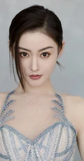 张天爱美背动人气质肩带蓬蓬银裙礼服写真图片