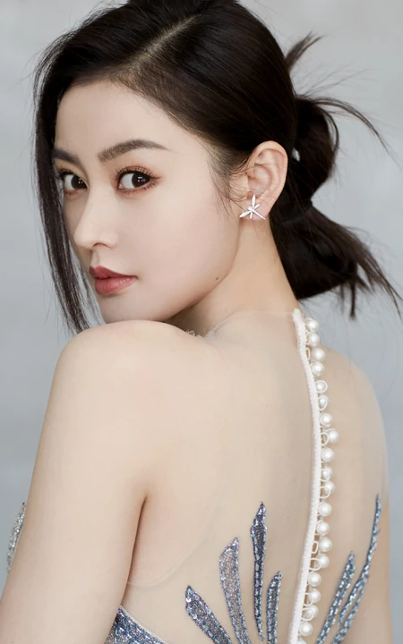张天爱美背动人气质肩带蓬蓬银裙礼服写真图片