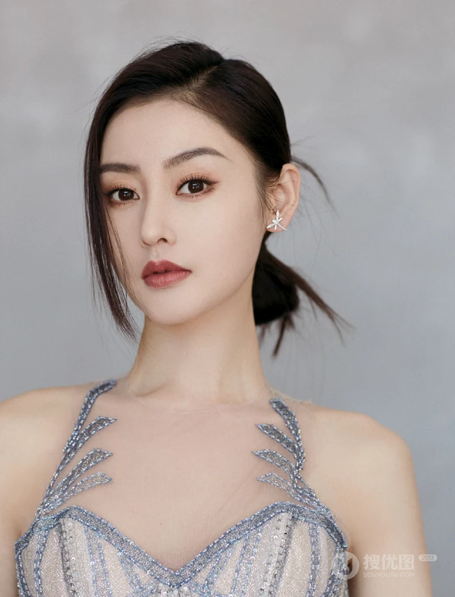 张天爱美背动人气质肩带蓬蓬银裙礼服写真图片