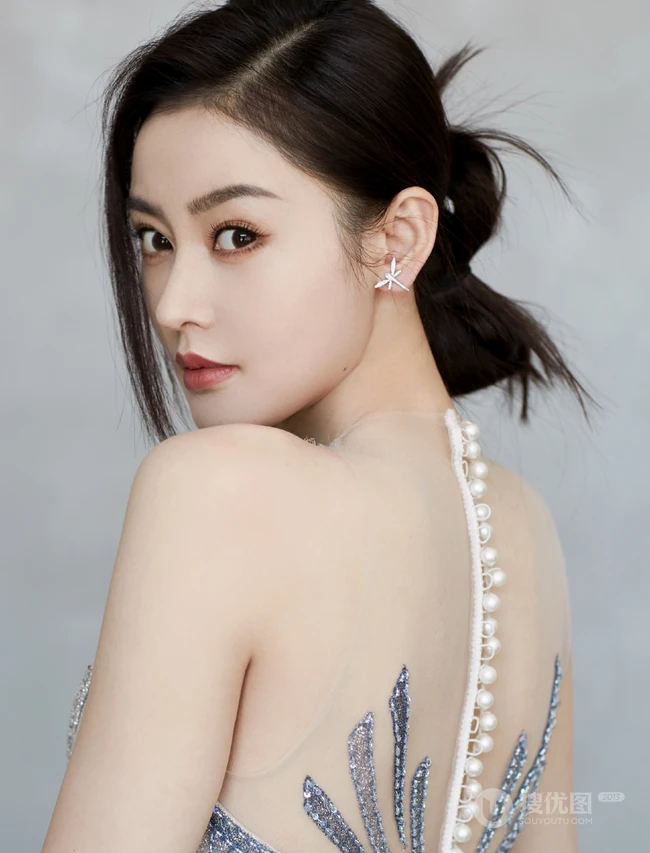 张天爱美背动人气质肩带蓬蓬银裙礼服写真图片