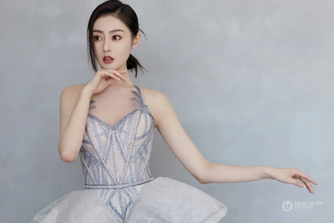 张天爱美背动人气质肩带蓬蓬银裙礼服写真图片