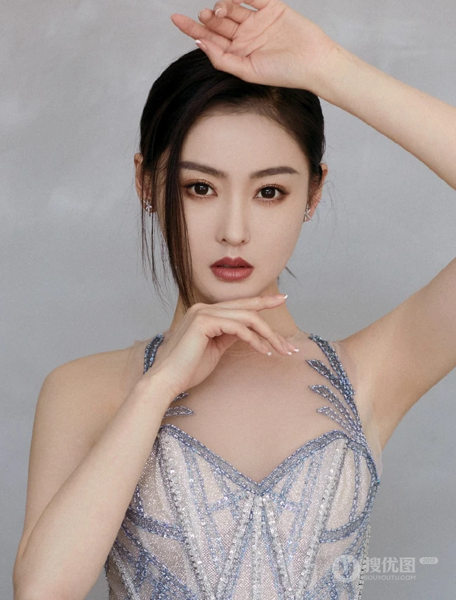 张天爱美背动人气质肩带蓬蓬银裙礼服写真图片