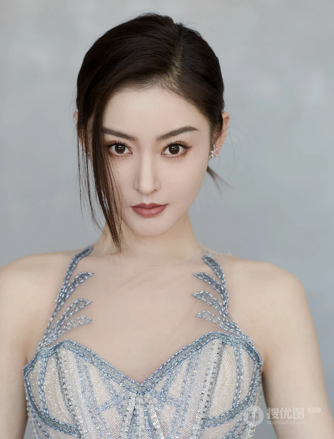 张天爱美背动人气质肩带蓬蓬银裙礼服写真图片