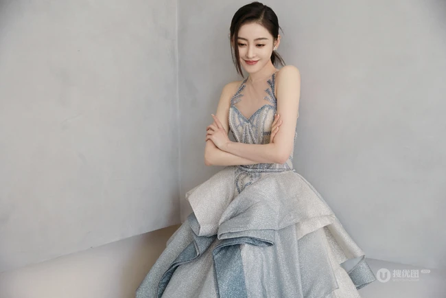 张天爱美背动人气质肩带蓬蓬银裙礼服写真图片