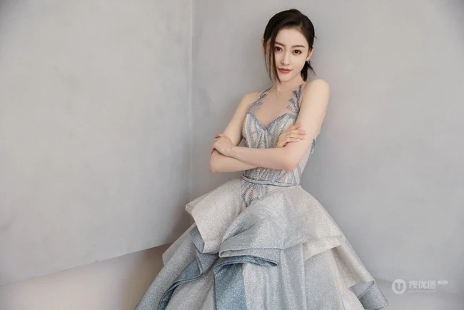 张天爱美背动人气质肩带蓬蓬银裙礼服写真图片