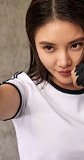 徐冬冬戴拳击手套大汗淋漓运动写真图片