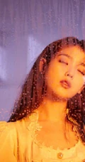 IU李知恩气质慵懒侧躺唯美写真图片
