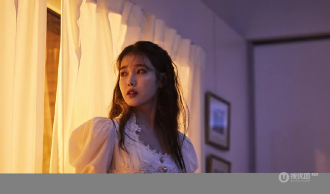 IU李知恩气质慵懒侧躺唯美写真图片