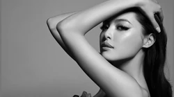 美女明星辛芷蕾长发飘飘黑灰色调纯色写真桌面壁纸