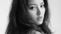 美女明星辛芷蕾长发飘飘黑灰色调纯色写真桌面壁纸