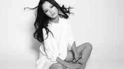 美女明星辛芷蕾长发飘飘黑灰色调纯色写真桌面壁纸