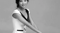 美女明星辛芷蕾长发飘飘黑灰色调纯色写真桌面壁纸