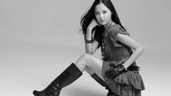美女明星辛芷蕾长发飘飘黑灰色调纯色写真桌面壁纸
