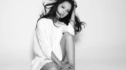美女明星辛芷蕾长发飘飘黑灰色调纯色写真桌面壁纸