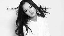美女明星辛芷蕾长发飘飘黑灰色调纯色写真桌面壁纸