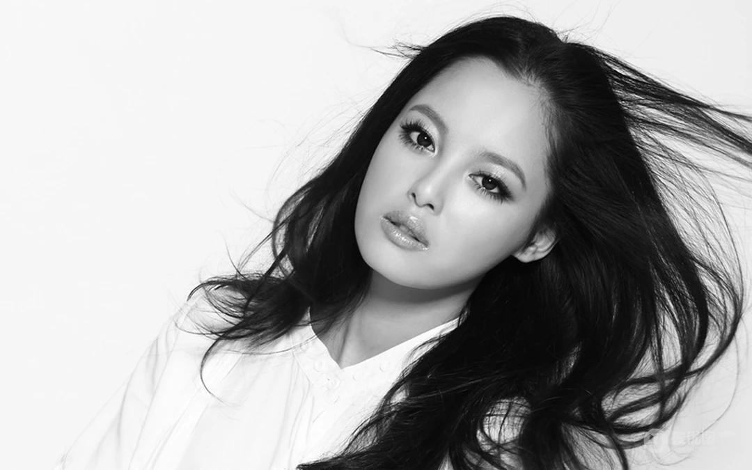 美女明星辛芷蕾长发飘飘黑灰色调纯色写真桌面壁纸