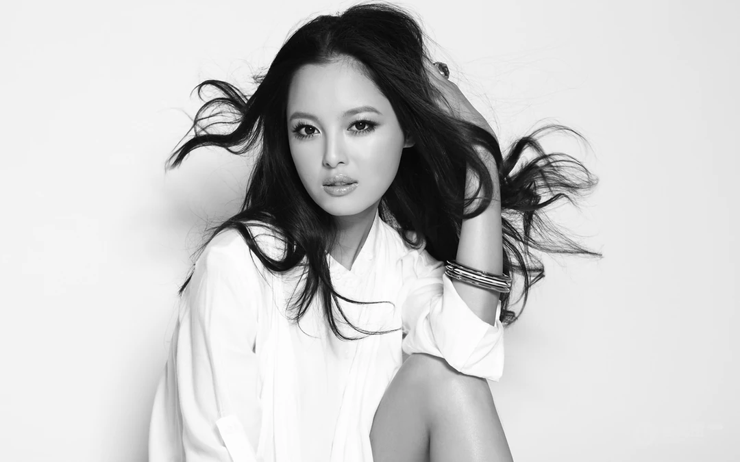 美女明星辛芷蕾长发飘飘黑灰色调纯色写真桌面壁纸