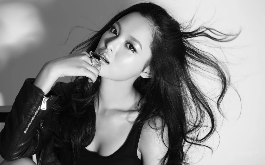 美女明星辛芷蕾长发飘飘黑灰色调纯色写真桌面壁纸